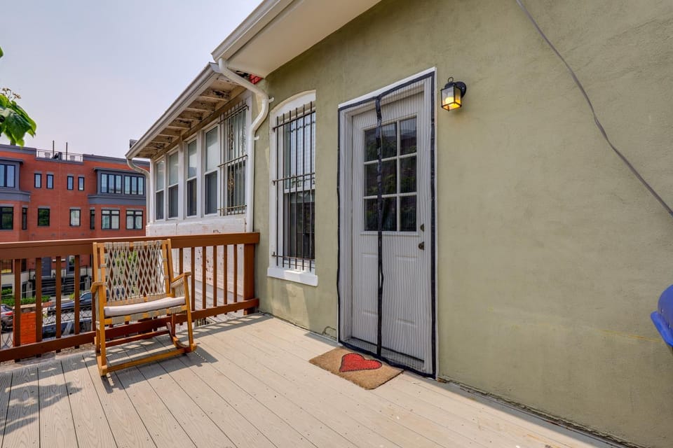 WFH in DC! Rowhouse Unit w/ Office & Deck By HU Apartment in District of Columbia