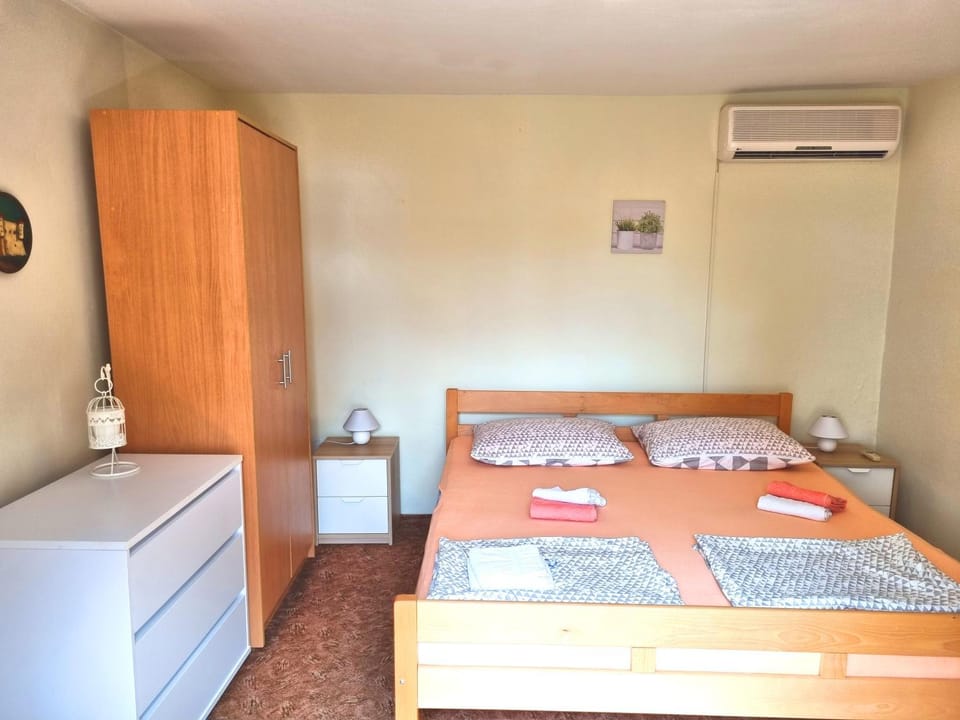 Bed, Photo of the whole room, Bedroom, wardrobe, air conditioner