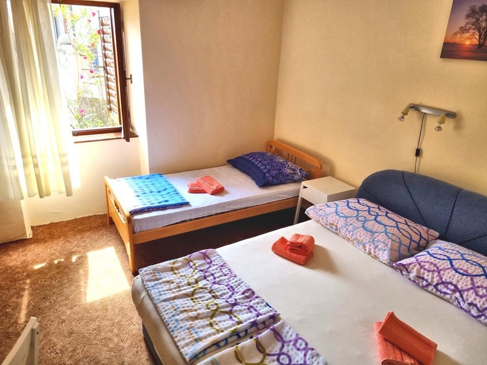 Bed, Bedroom, towels