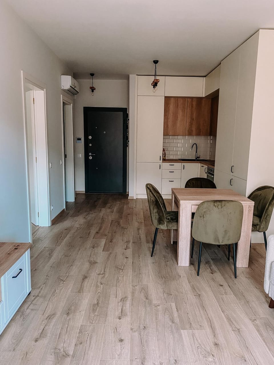 Kitchen or kitchenette, Dining area