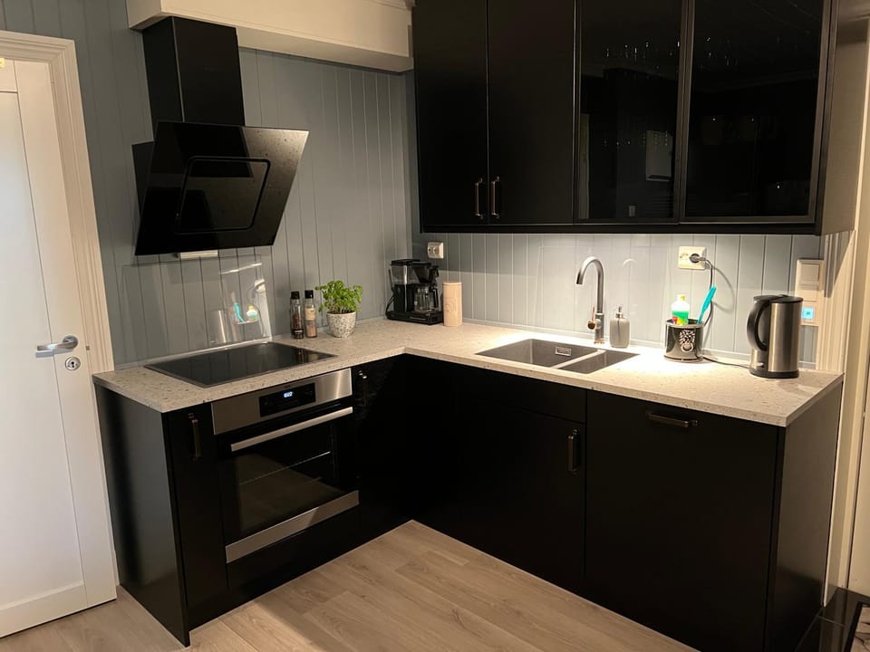 Coffee/tea facilities, dishwasher, oven, stove