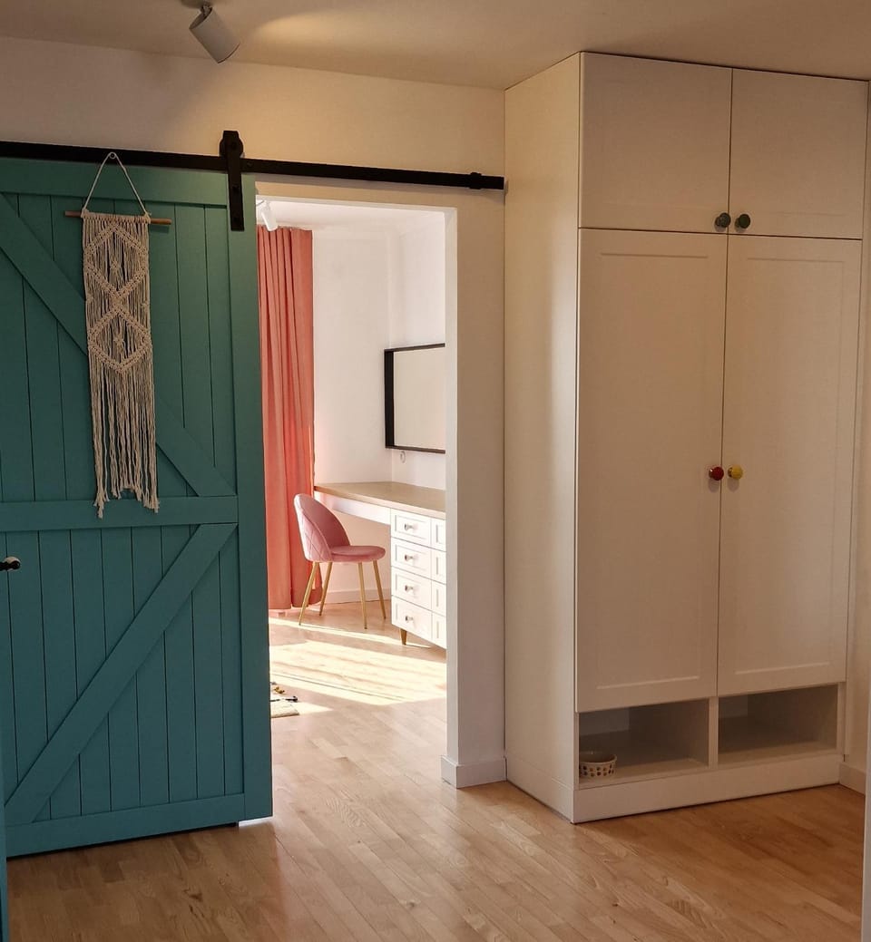 Photo of the whole room, Bedroom, wardrobe