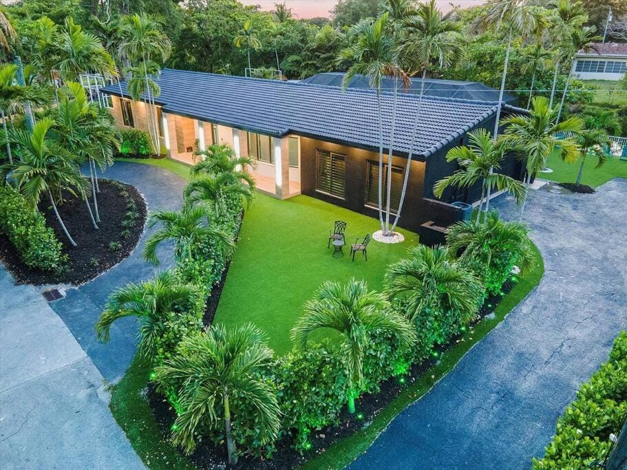 VillaKoBo Heated Pool Spa Bar Tennis Golf House in Golden Glades