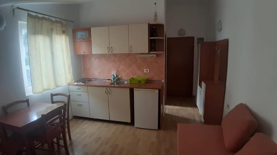 Kitchen or kitchenette, Dining area, stove