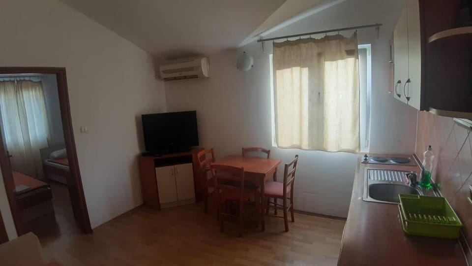 TV and multimedia, Kitchen or kitchenette, Dining area, stove, air conditioner