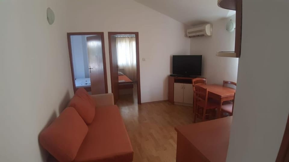 TV and multimedia, Living room, Seating area, air conditioner