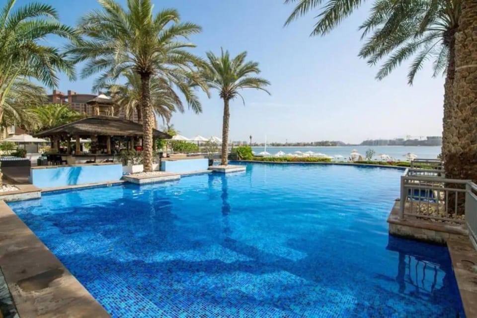 Dubai The Palm 4BR Beach & Pool Access w Early Check In and Late Check Out Facility Apartment in Dubai