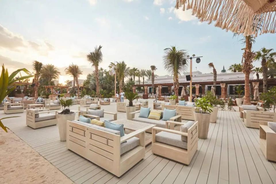 Dubai The Palm 4BR Beach & Pool Access w Early Check In and Late Check Out Facility Apartment in Dubai