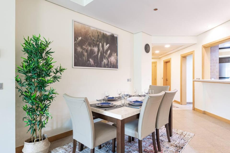 Dubai The Palm 4BR Beach & Pool Access w Early Check In and Late Check Out Facility Apartment in Dubai