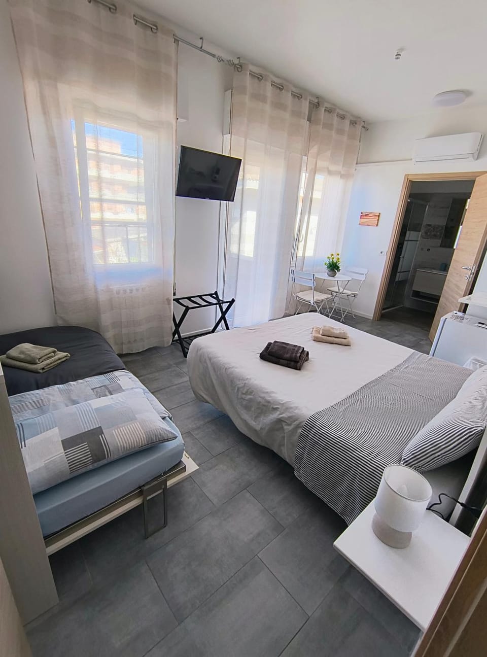 Bed, TV and multimedia, Photo of the whole room, Bedroom, towels