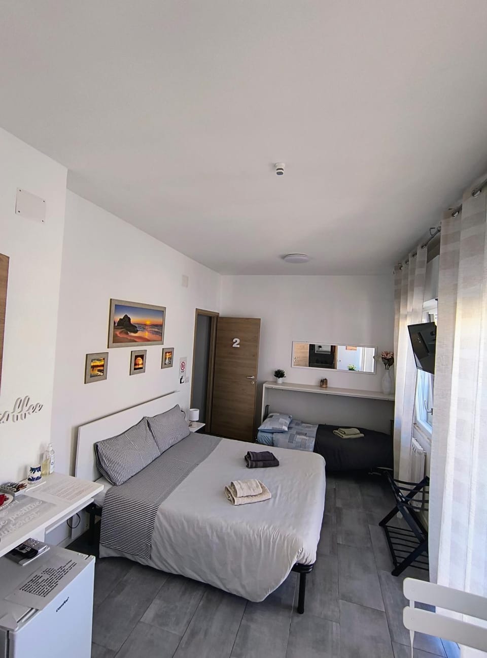 Bed, TV and multimedia, Living room, Photo of the whole room, Bedroom