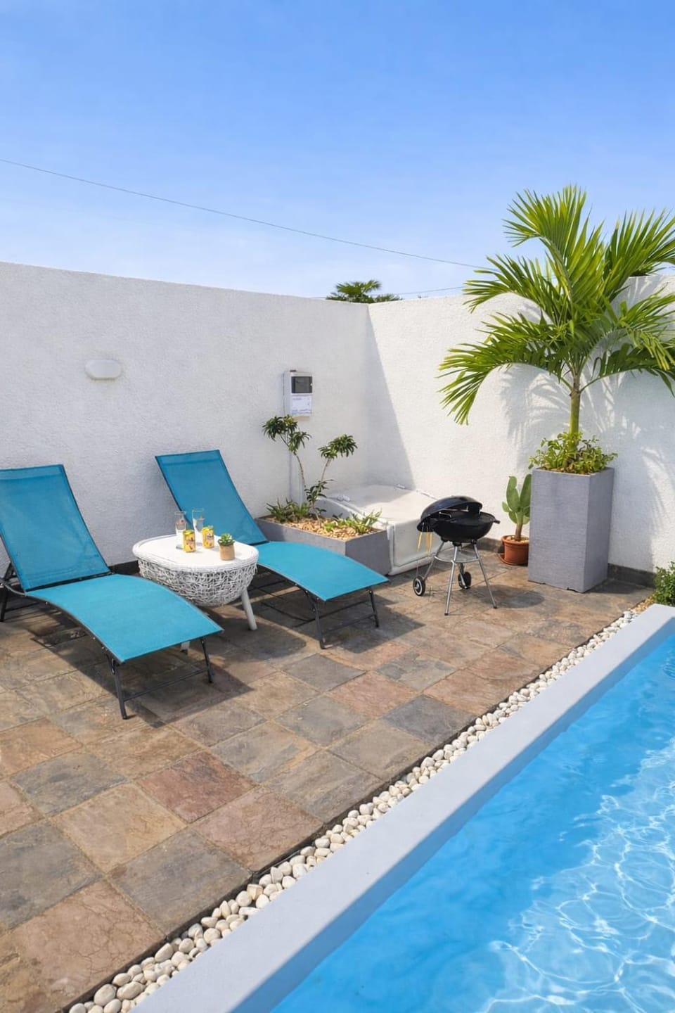 Swimming pool, sunbed