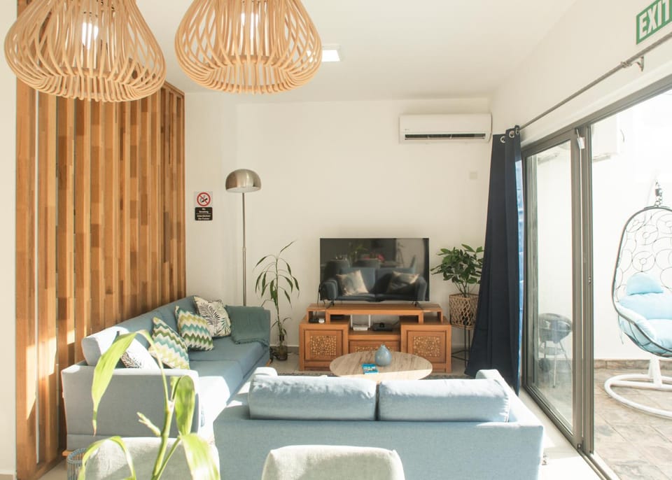 TV and multimedia, Living room, Seating area, air conditioner