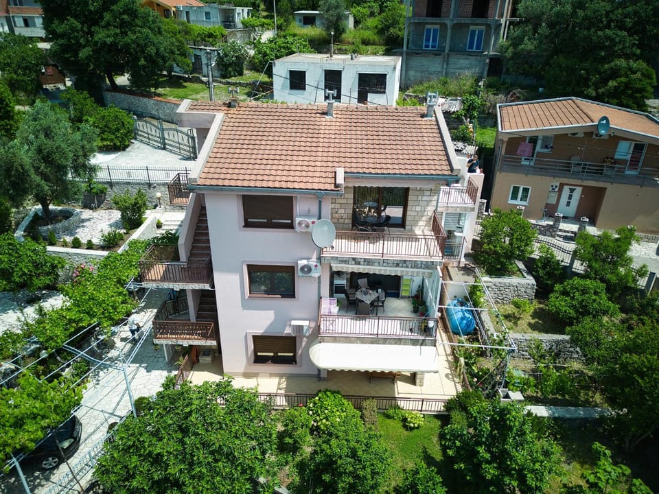 Property building, Day, Neighbourhood, Bird's eye view, Garden, City view, Garden view, Sea view, Street view, Parking