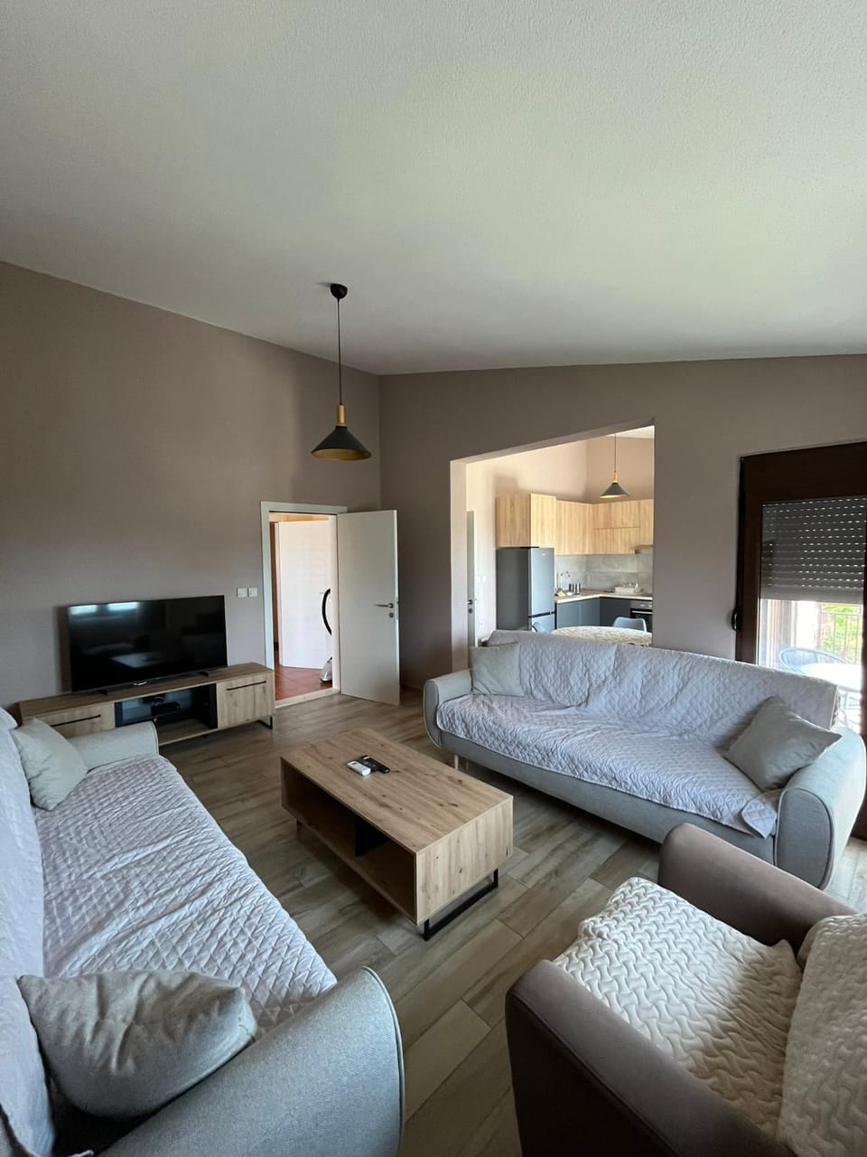 Communal lounge/ TV room, Bed, TV and multimedia, Living room, Photo of the whole room, Seating area, Evening entertainment, Bedroom