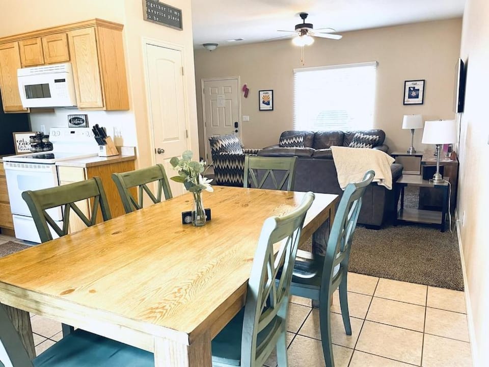 Kitchen or kitchenette, Living room, Seating area, Dining area, minibar, pet friendly