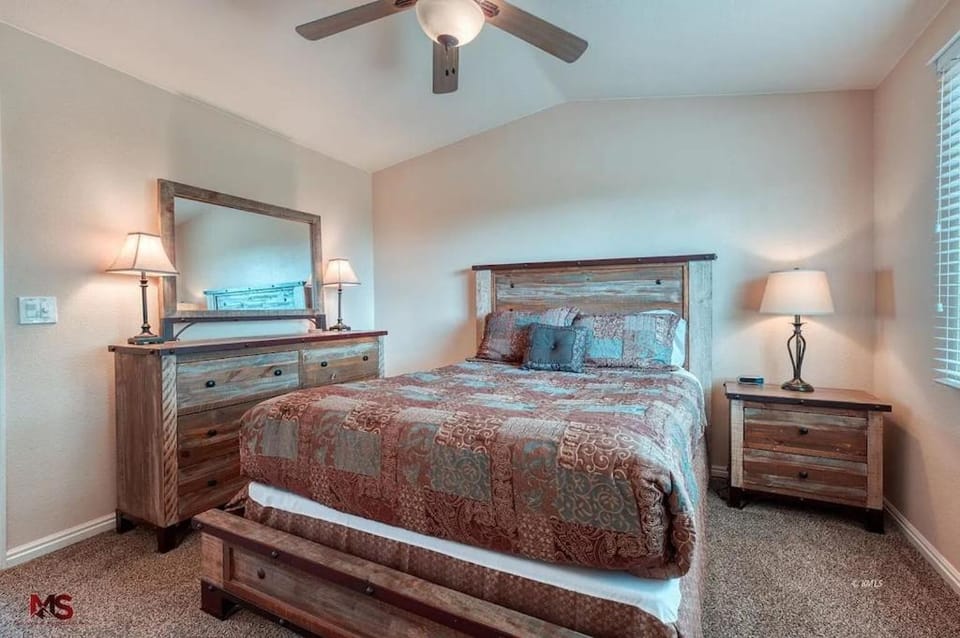 Bed, Photo of the whole room, Bedroom, fireplace