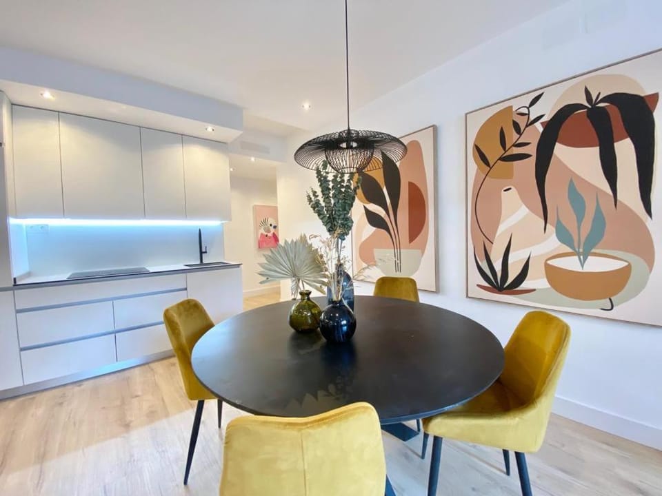 Kitchen or kitchenette, Living room, Seating area, Dining area
