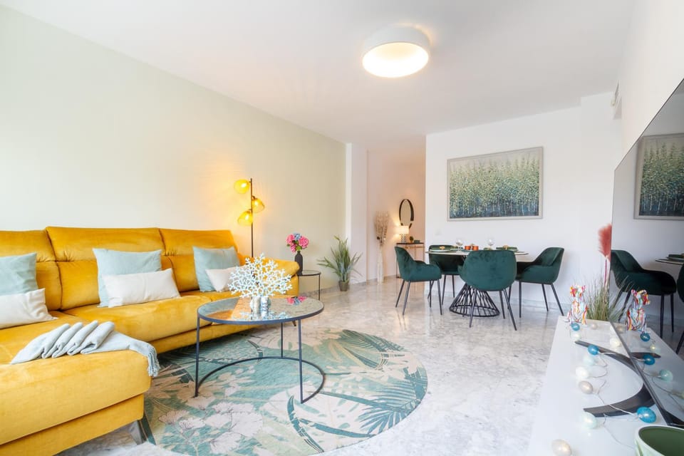 TV and multimedia, Living room, Photo of the whole room, Seating area, Dining area