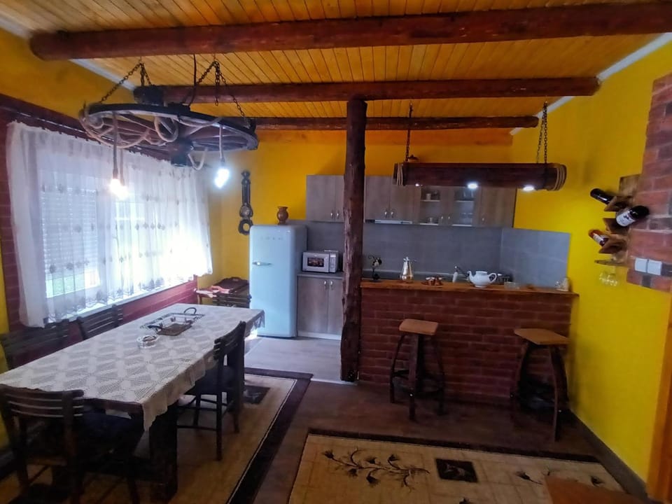 Kitchen or kitchenette, Dining area, minibar, oven, pet friendly, stove