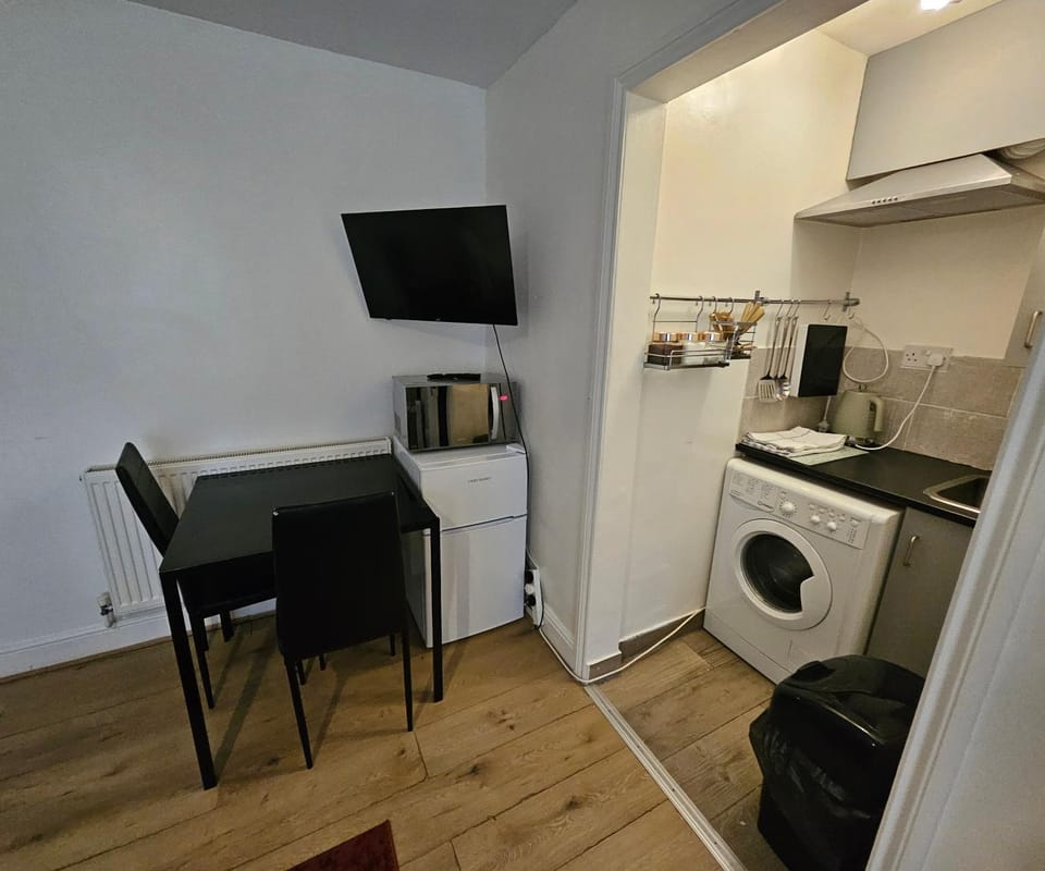 TV and multimedia, Coffee/tea facilities, Kitchen or kitchenette, Dining area