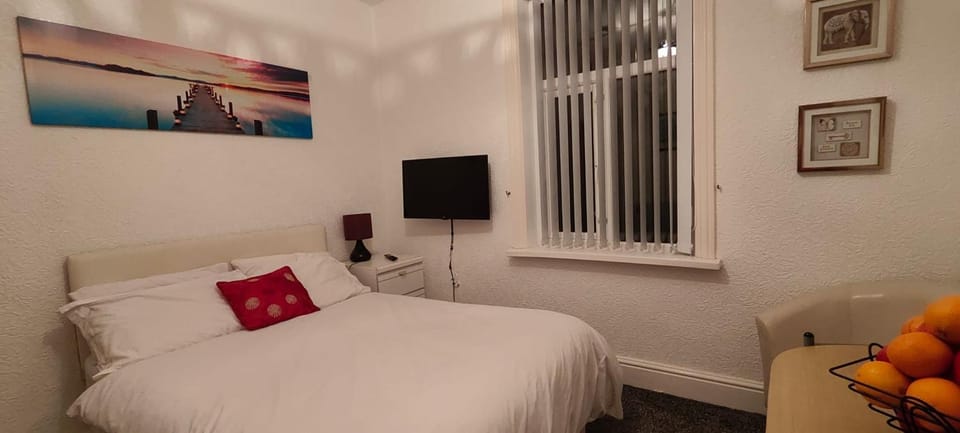 Bed, TV and multimedia, Bedroom