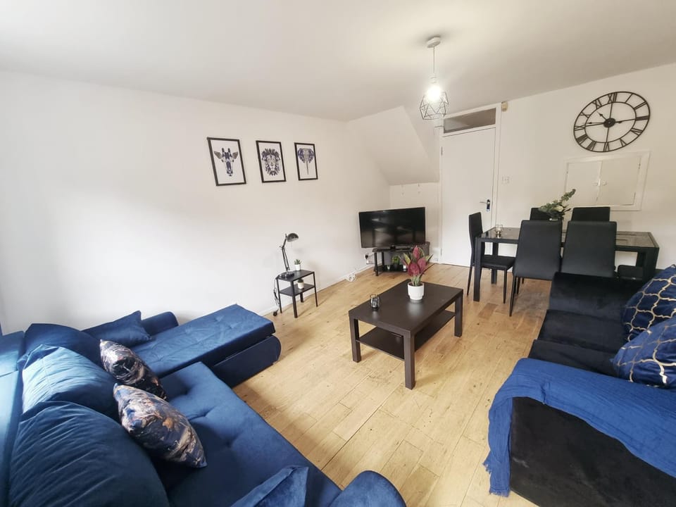 TV and multimedia, Living room, Seating area, Dining area