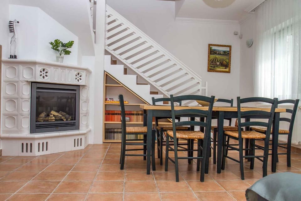 Living room, Seating area, Dining area, fireplace