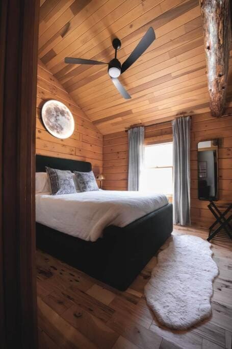 Lake View Cozy Cabin Hocking Hills with Pond and Hot Tub Cabin in Perry Township