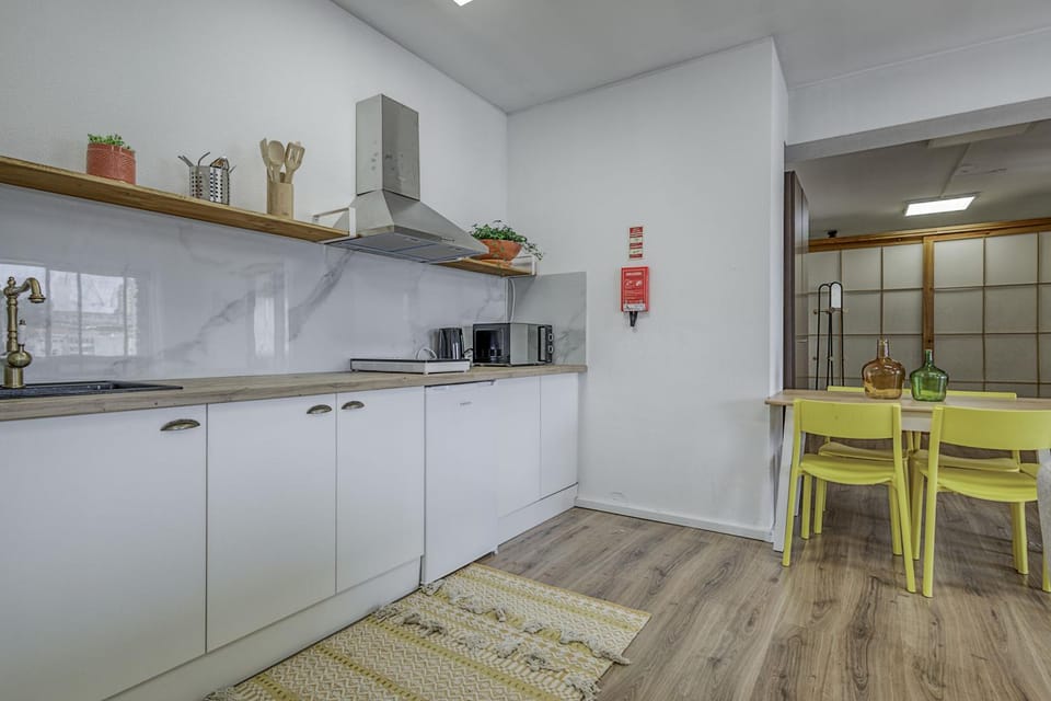 Travel & Live Fernão Magalhães Apartment in Porto