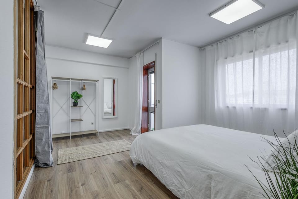 Travel & Live Fernão Magalhães Apartment in Porto