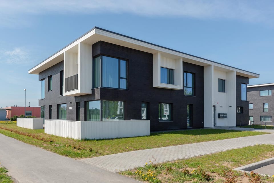 Property building, Day, Balcony/Terrace
