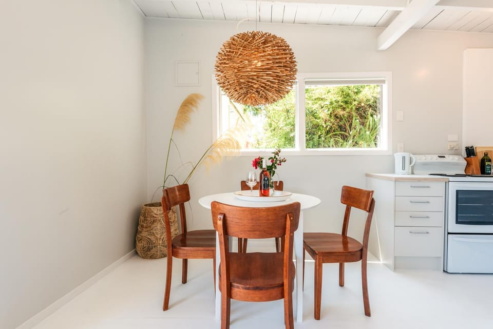 Onetangi Waterfront Bach - Coast & Country House in Auckland Region