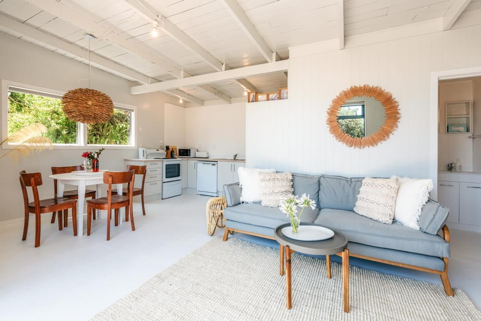Onetangi Waterfront Bach - Coast & Country House in Auckland Region