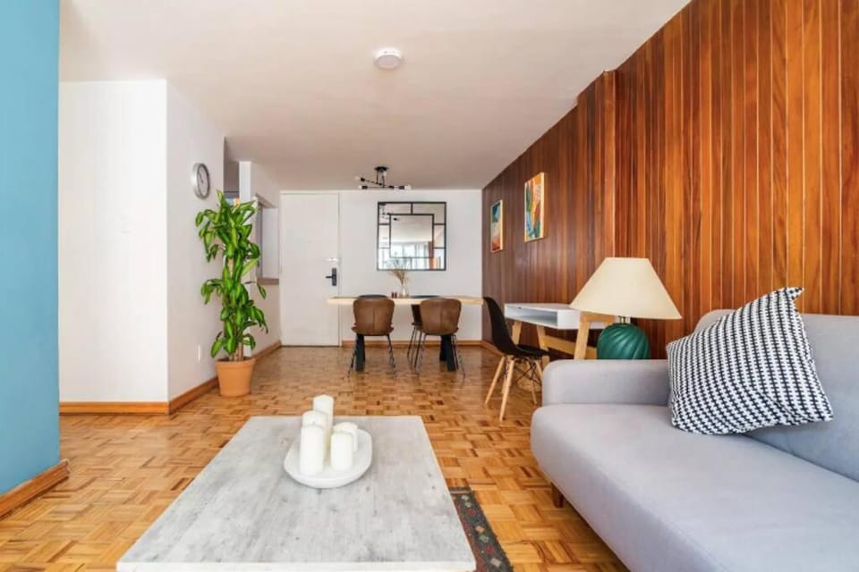 Private terrace, king size beds, 2 baths and garage Apartment in Mexico City