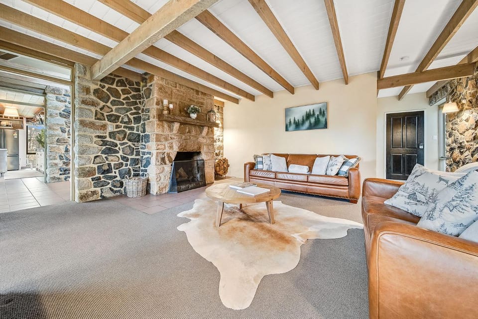 Quigtoo Cottage - Beautiful 4BR Stone Cottage l WiFi l Bath l Garden House in Berridale