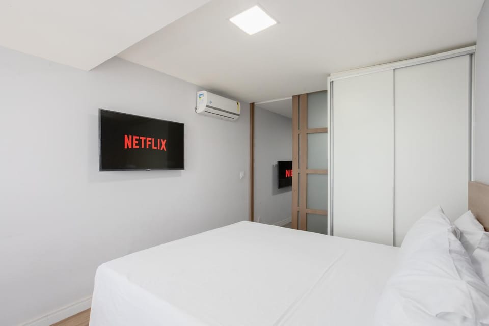 Bed, TV and multimedia, Photo of the whole room, Bedroom, wardrobe, air conditioner