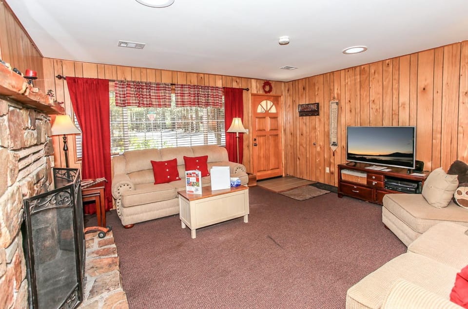Communal lounge/ TV room, TV and multimedia, Living room, Seating area, flat iron
