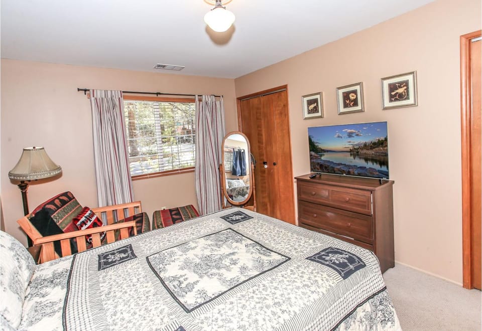 Bed, TV and multimedia, Bedroom, wardrobe
