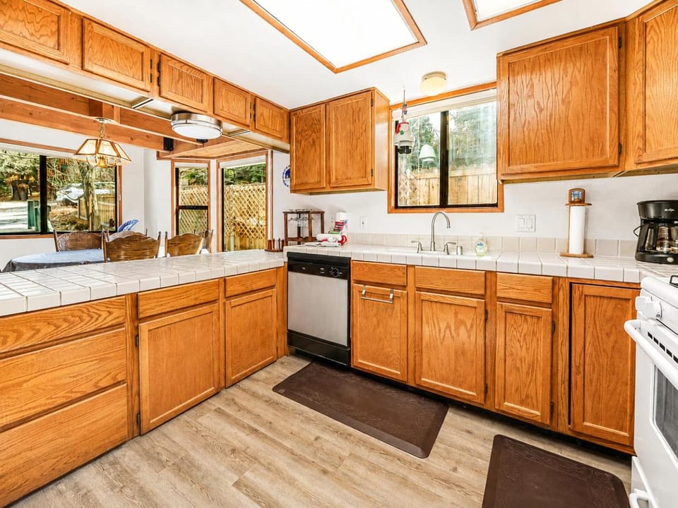 Kitchen or kitchenette, oven, stove