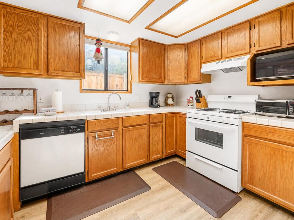 Kitchen or kitchenette, oven, toaster