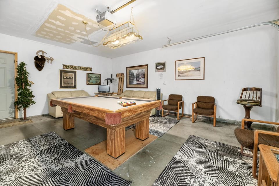 Billiard, Game Room, Seating area