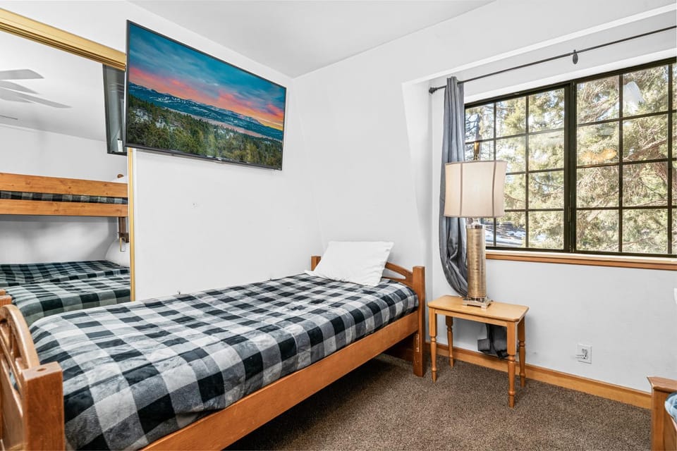 Bed, TV and multimedia, Bedroom, bunk bed