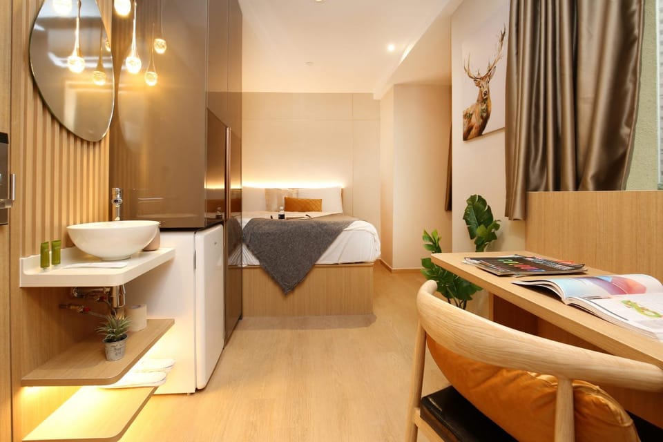 Bed, Photo of the whole room, Seating area, Bedroom, hair dresser, oven