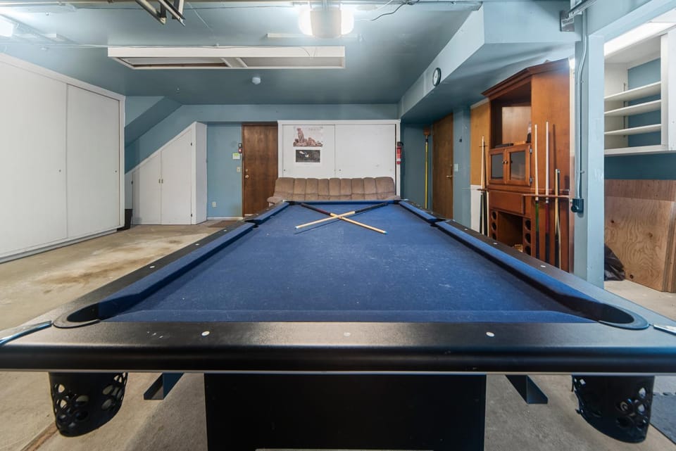 Billiard, Game Room