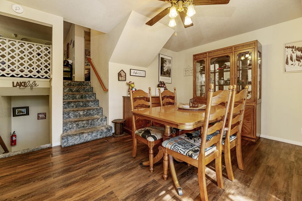 Seating area, Dining area, fireplace