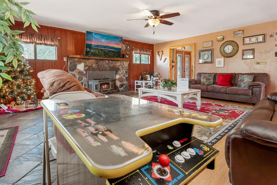 TV and multimedia, Living room, Seating area, fireplace, flat iron