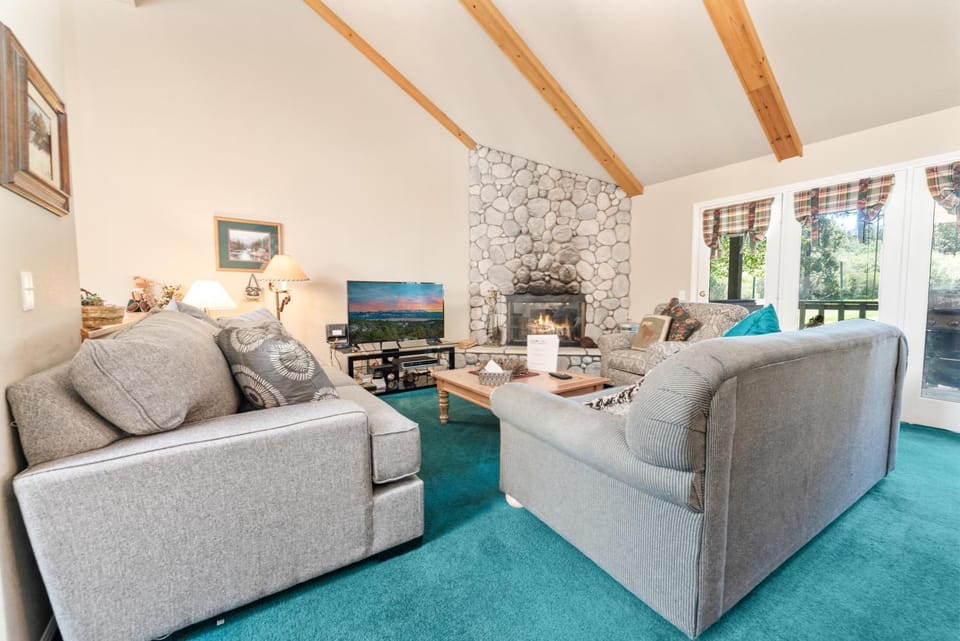 TV and multimedia, Living room, Seating area, flat iron