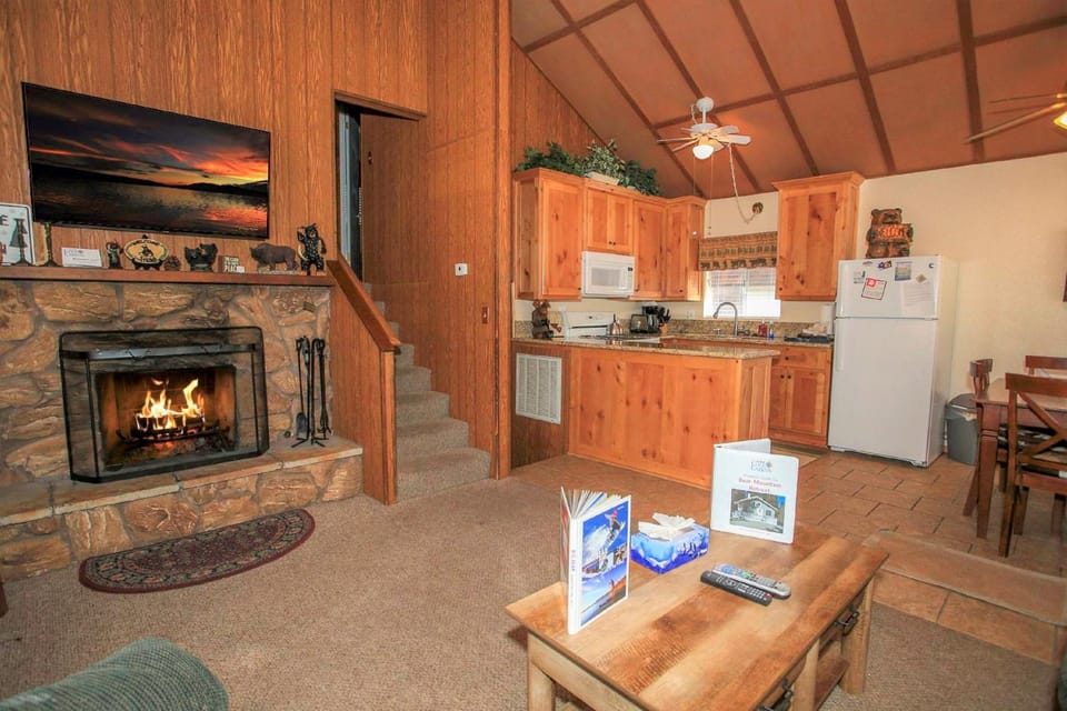 TV and multimedia, Kitchen or kitchenette, Living room, Seating area, Dining area, flat iron