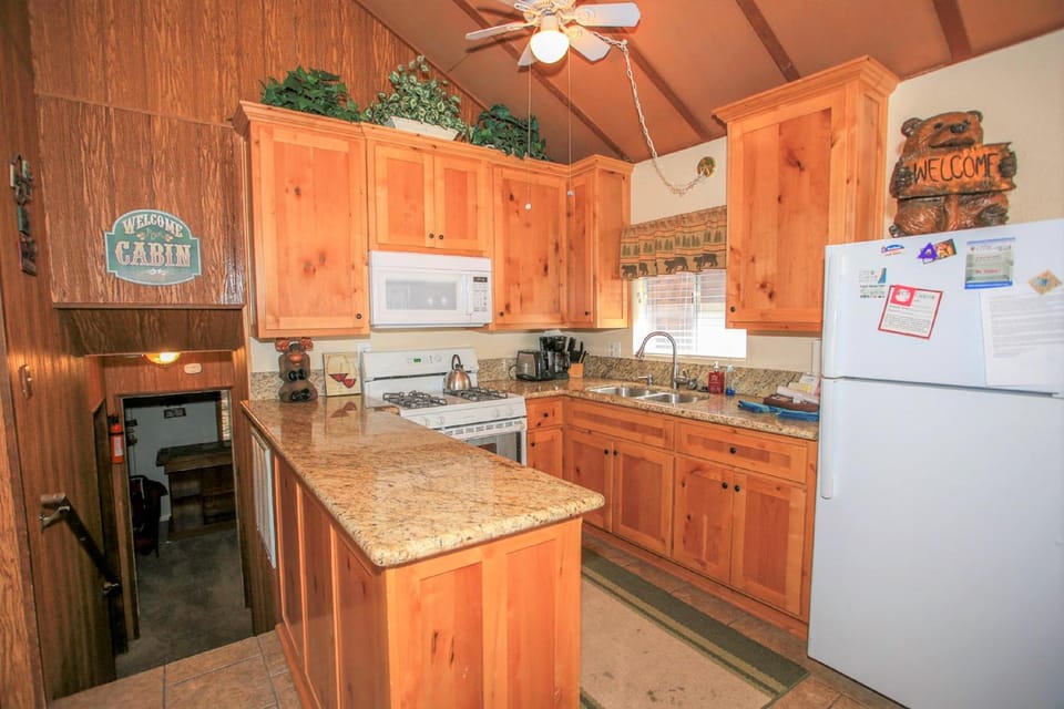 Coffee/tea facilities, Kitchen or kitchenette, fireplace, minibar, pet friendly, stove, toaster